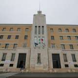 L�edificio si presenta con una geometria rigorosa e lineare che, per quanto palesemente moderna e riconducibile allo stile razionalista tipico dell�architettura fascista, viene affiancata da elementi dell�arte classica, sia per quanto riguarda la simmetria sia per l�uso di materiali locali